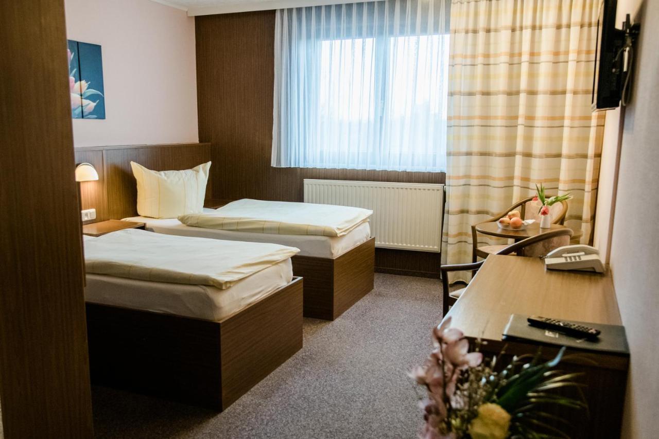 Hotel Mueller Genthin ภายนอก รูปภาพ