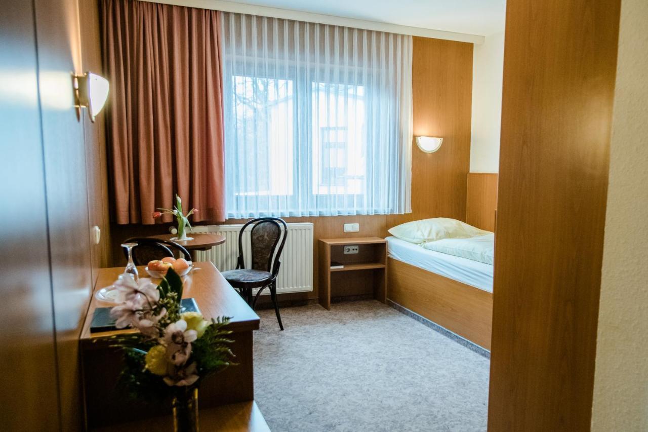 Hotel Mueller Genthin ภายนอก รูปภาพ