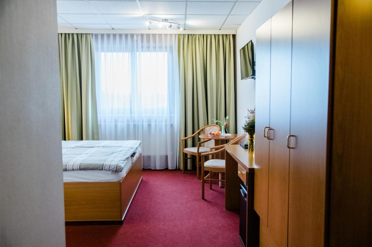 Hotel Mueller Genthin ภายนอก รูปภาพ
